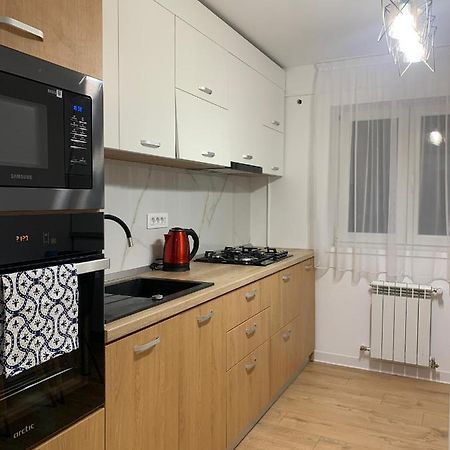 Sunny Apartment In Suceava Luaran gambar