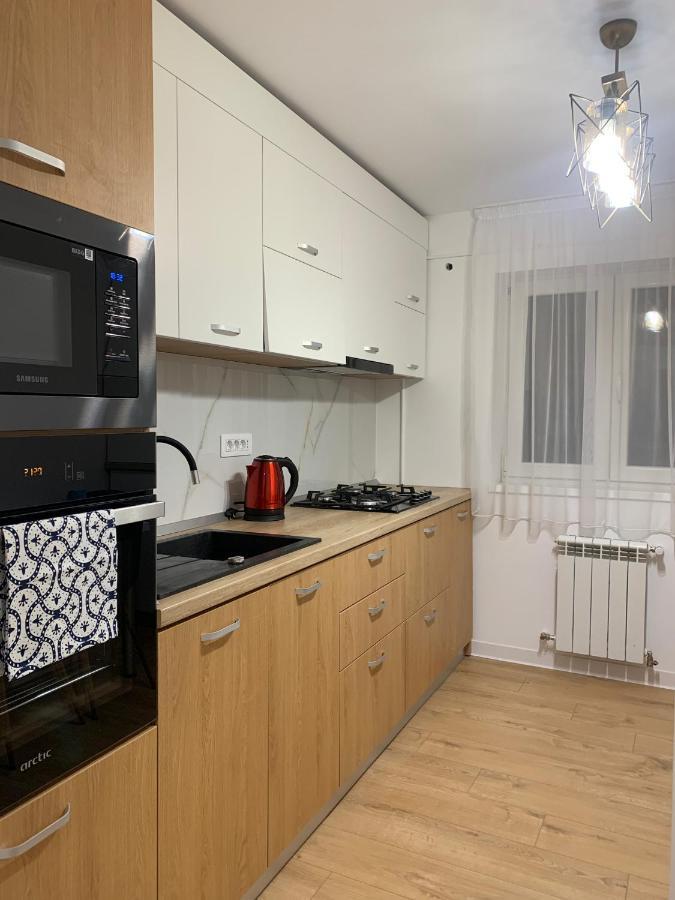 Sunny Apartment In Suceava Luaran gambar